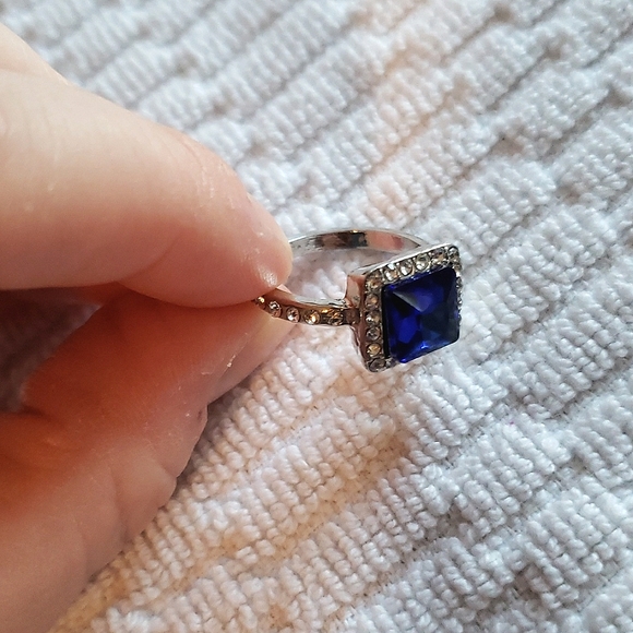 🎉💕HOST PICK!💕🎉 💎Costume jewlery square blue stone Ring - Size 7.5 - Picture 5 of 6